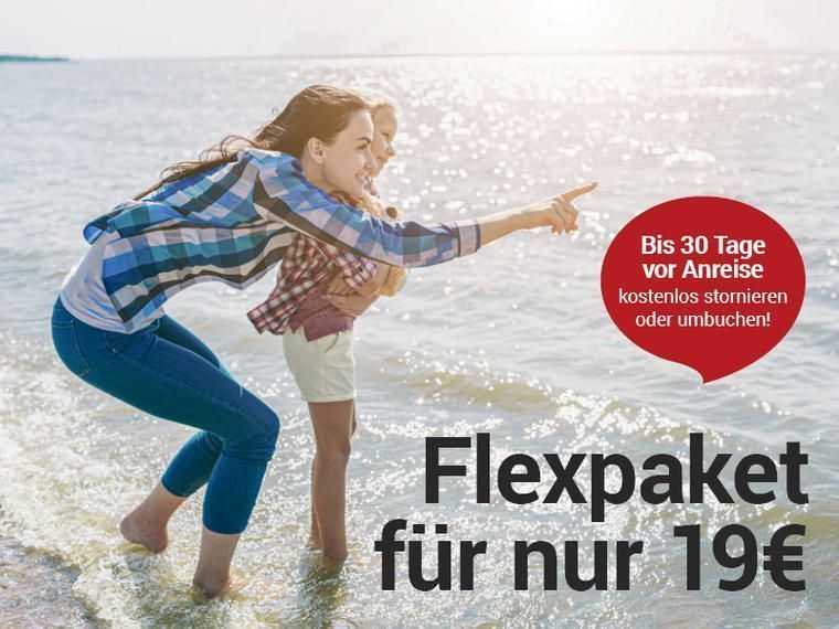 Frau mit Kind am Meer mit Novasol Flexpaket