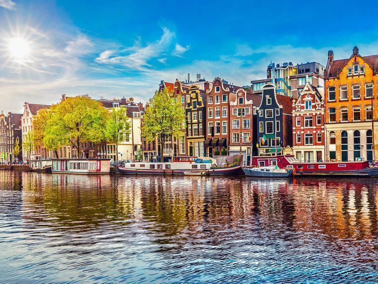 Boote auf der Amstel in Amsterdam