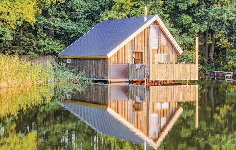 mit Hund am See im Ferienhaus NOVASOL.de