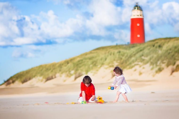 Kinder am Strand Texel Holland