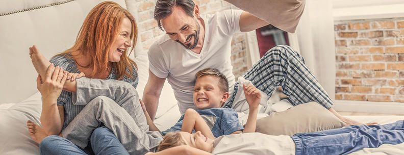 Familie spielt im Bett Ferienhaus