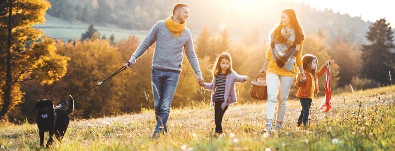 Familie mit Hund Herbstlandschaft