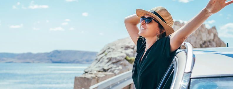 Frau im Auto in Kroatien