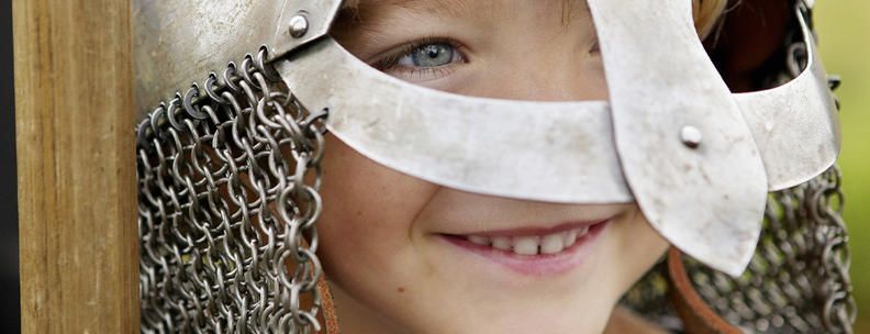 Junge in Vikingerhelm