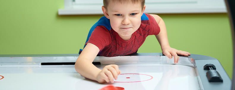 Junge Airhockey
