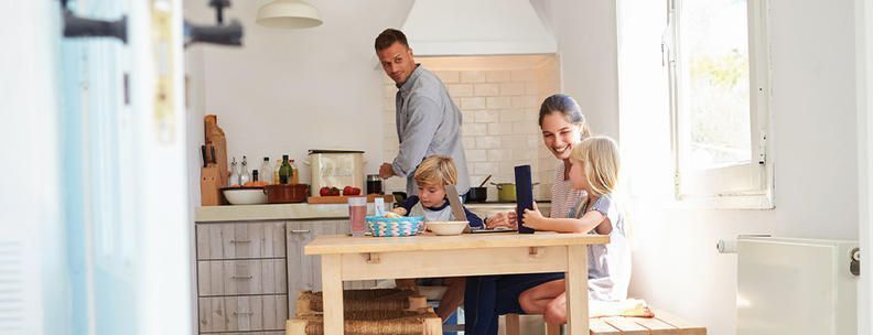 Familie kocht im Ferienhaus