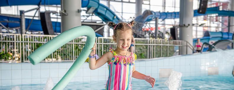 Mädchen im Schwimmbad
