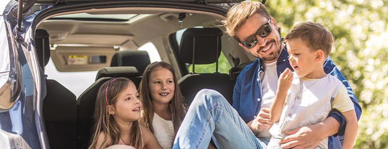 Familie in Auto