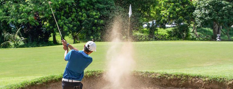 Mann spielt Golf