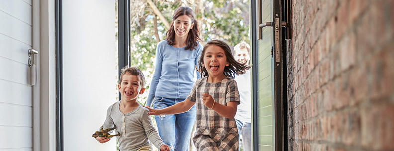 Kinder laufen in Haus