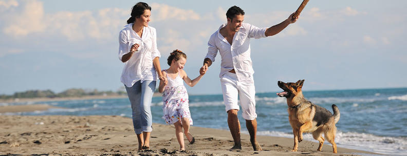 Familie mit Hund am Strand