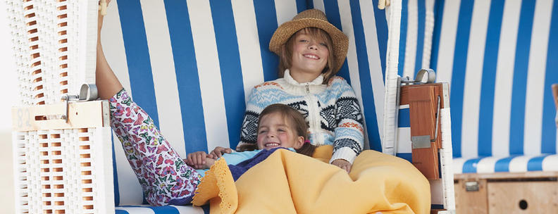 Kinder im Strandkorb an der Nordsee