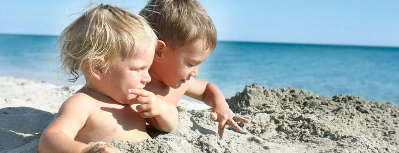 Kinder im Sand