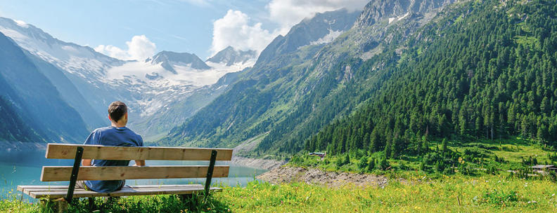 Mann vor Alpen, Österreich