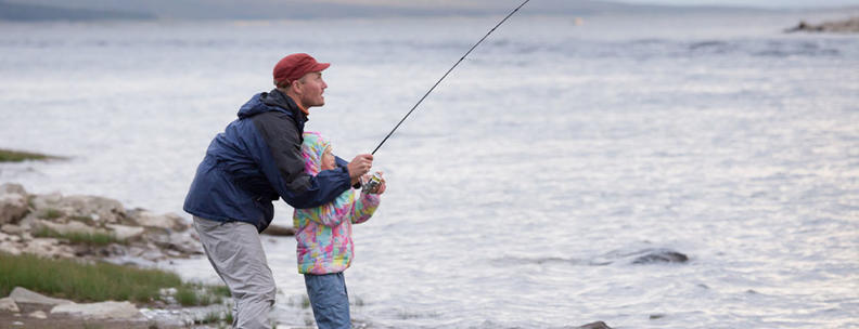 Mann und Kind angeln in Schweden