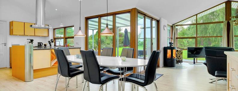 Essbereich und Küche mit Ausblick im Luxus-Ferienhaus aus der NOVASOL Luxury Collection in Dänemark