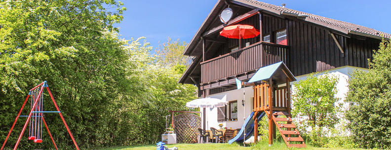 Ferienhaus mit Garten und Kinderspielzeugen im Feriendorf Himmelberg
