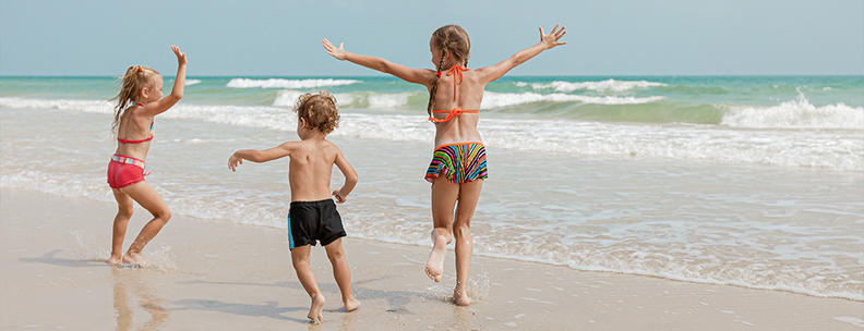 Kinder am Strand