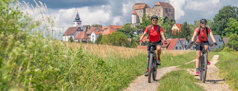 Zwei Frauen auf Radtour durch Bayern