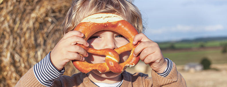 Kind mit Brezel